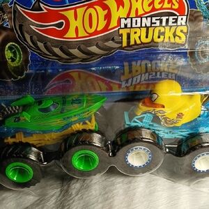 Hot Wheels Monster Trucks Wave Wrecker Vs DUCK N' Roll - Green & Yellow Vehicles